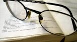 Brille auf einem aufgeschlagenen Buch